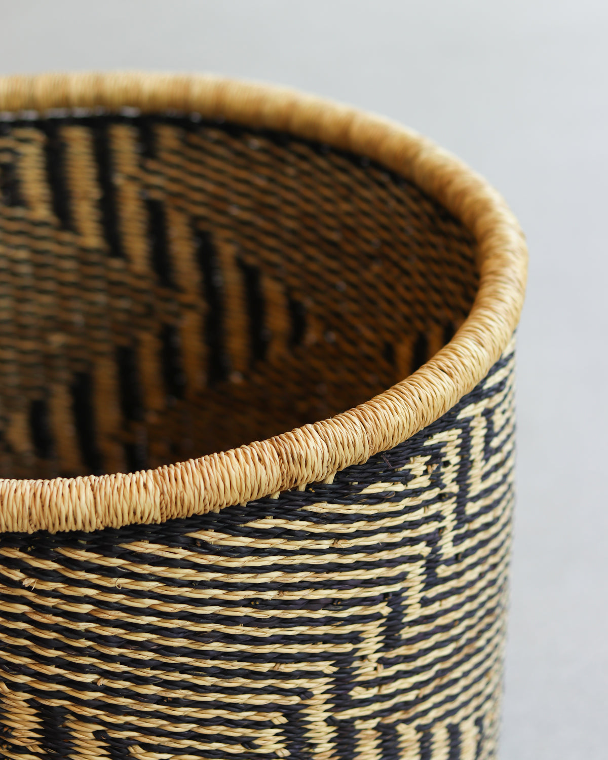 Medium Lidded Laundry Basket